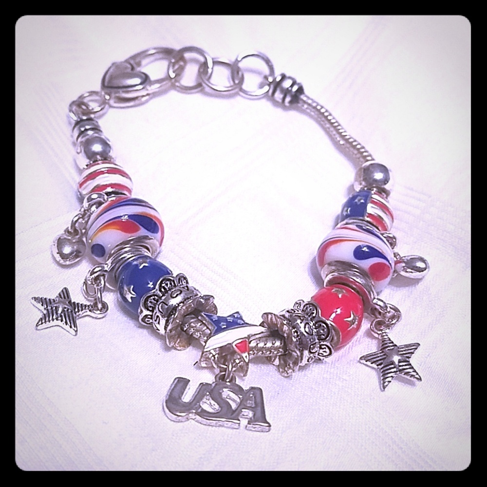 ⭐🇱🇷⭐ Adorable charm bracelet